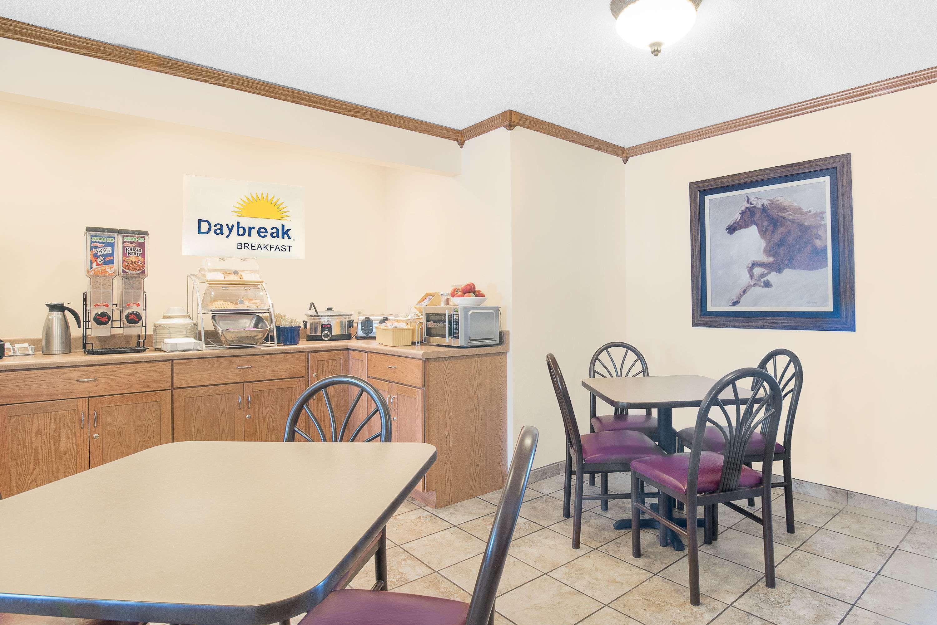 Days Inn By Wyndham וול מראה חיצוני תמונה